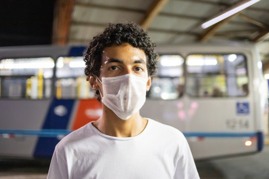 Wearing a mask on public transport in São Paulo is again mandatory after hospitalizations increase by 156%. - I'm Healthy São Paulo again decrees the use of masks on public transport due to the increase in Covid cases.