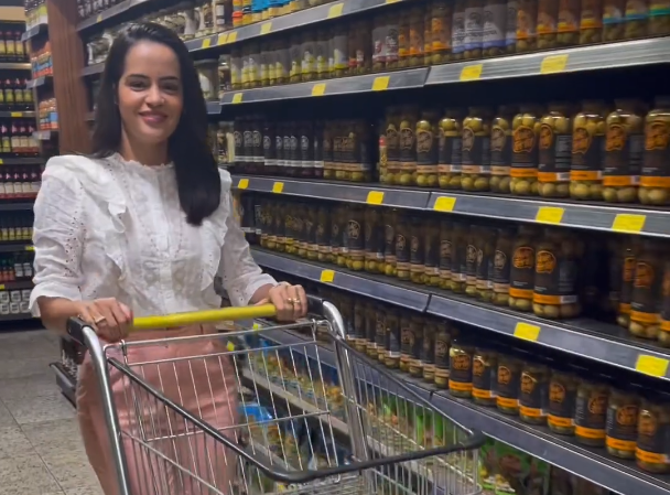 Nutri te desvela: cómo elegir un aceite de oliva saludable La nutricionista Natália Stofel en el supermercado explicando cómo elegir un aceite de oliva saludable