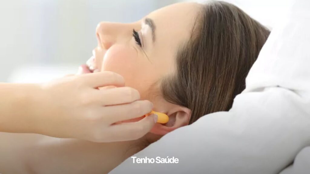 No noise: Discover how ear protectors can revolutionize your nights sleep! - I have health Woman wearing earmuffs, moldable and personalized fixed models - Tem Saúde