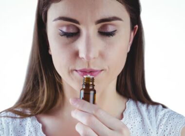 Óleo essencial de alecrim: cheirar esse aroma de R$15 pode turbinar sua memória e concentração - Tenho Saúde óleo essencial que aumenta a memoria e inteligência Tenho Saúde